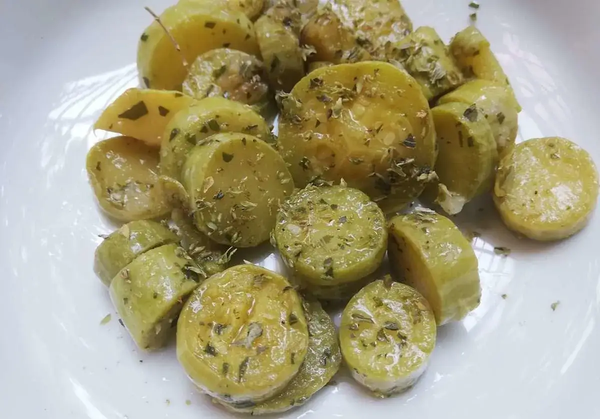 Zucchine trombetta tagliate a rondelle, condite con erbe aromatiche. Un classico delle ricette liguri.