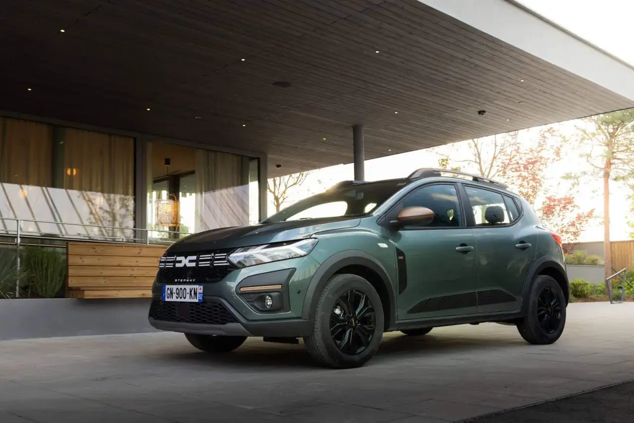 Dacia Sandero Stepway verde, con dettagli neri e bronzo. Nessun difetto visibile, solo un'auto pronta all'avventura.