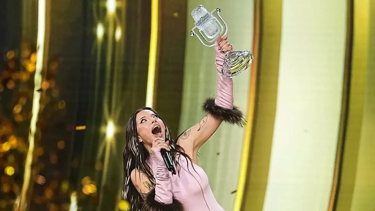 Zwyciężczyni Eurowizji wznosi puchar, świętując triumf.