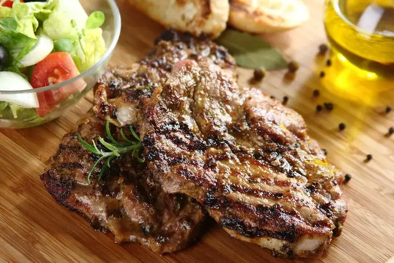 marynowane steki z karkówki na grillu