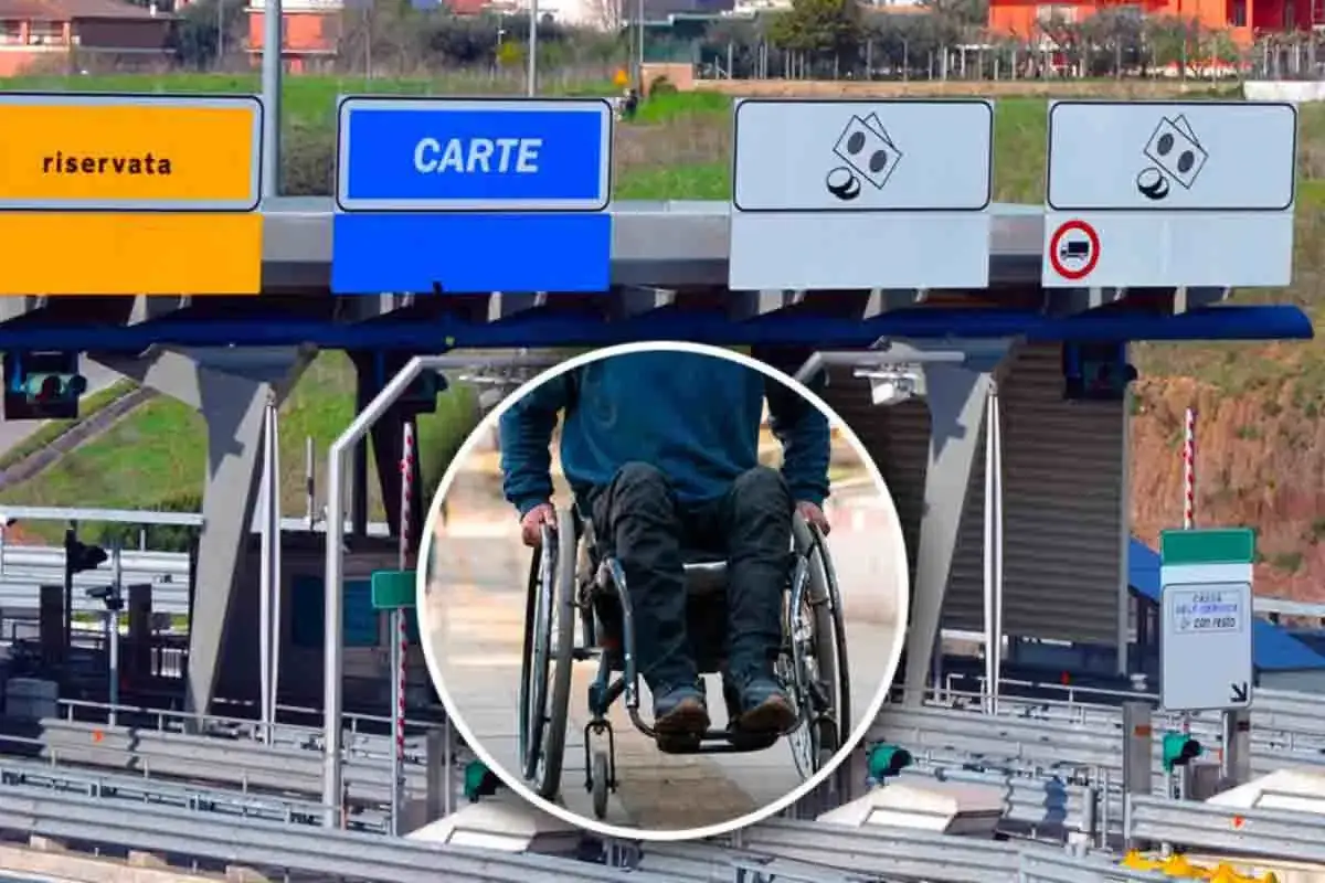 Persona in carrozzina alla stazione di pedaggio autostradale, con segnali per corsie riservate e carte, per l'esenzione pedaggio autostradale invalidi.
