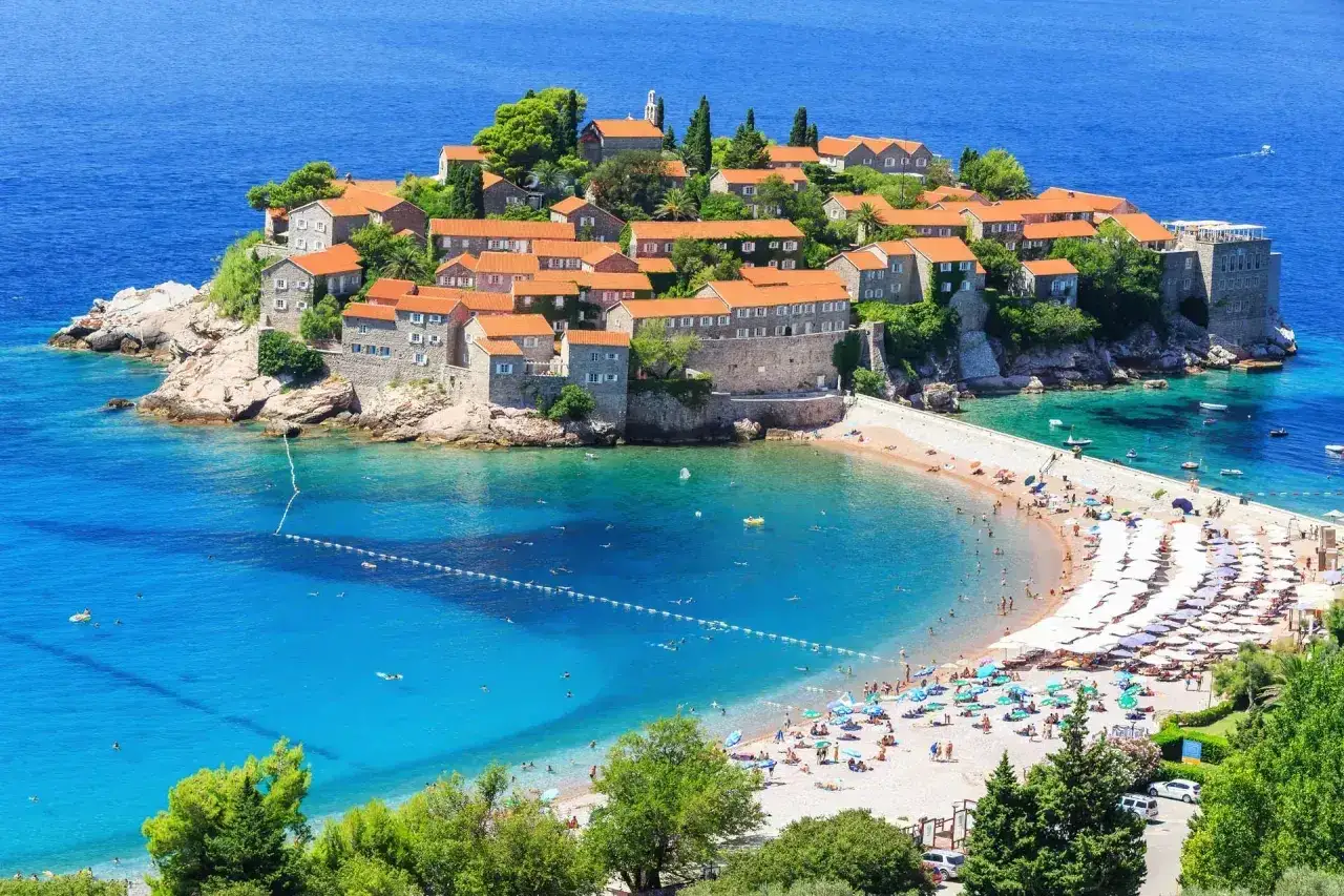 Wyspa Sveti Stefan, perła Czarnogóry, z kamiennymi domami i pomarańczowymi dachami, kusi turystów. Czy to Chorwacja? Nie, to Czarnogóra!