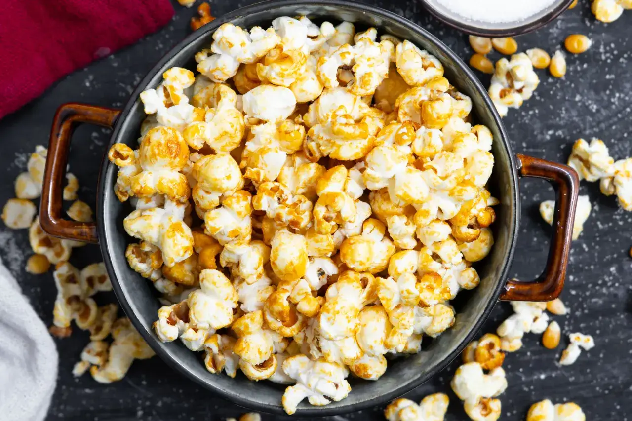 Ein Topf voller goldbraun karamellisiertem Popcorn, bereit zum Genießen.