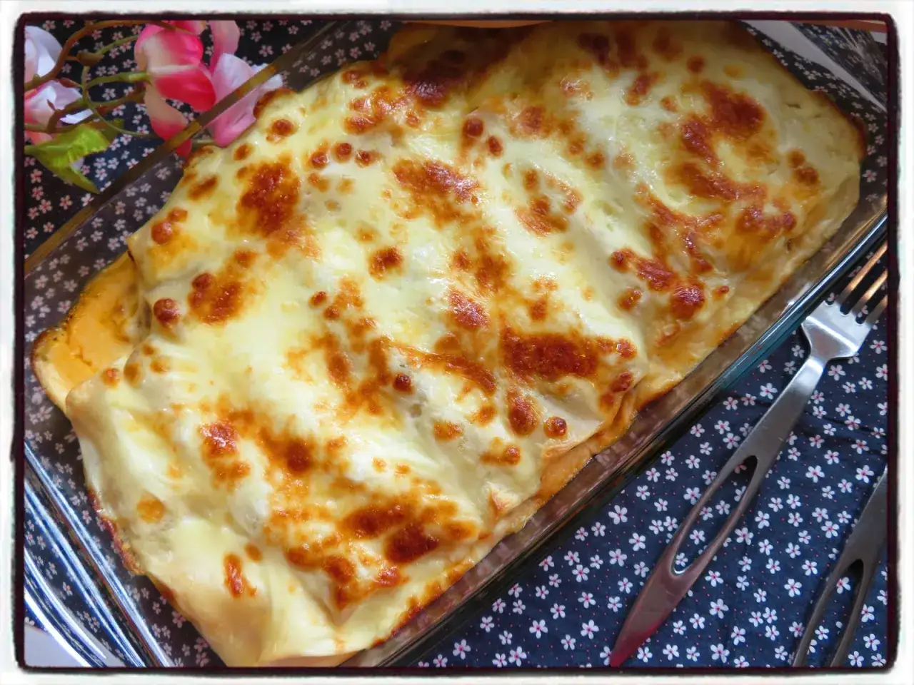 Un plat de cannelloni maison gratiné, avec une croûte dorée et fondante, prêt à être dégusté.