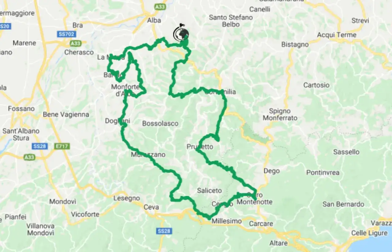 Percorso in moto tra i laghi in Piemonte, tra colline e borghi come Monforte d'Alba e Millesimo.