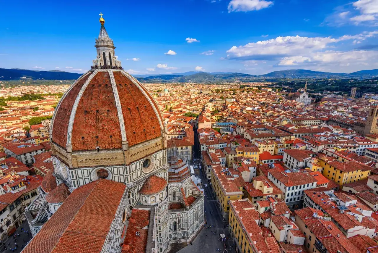 Widok na kopułę katedry Santa Maria del Fiore i dachy Florencji. Idealne miejsce, by zacząć zwiedzanie, jeśli zastanawiasz się, co zobaczyć we Florencji.