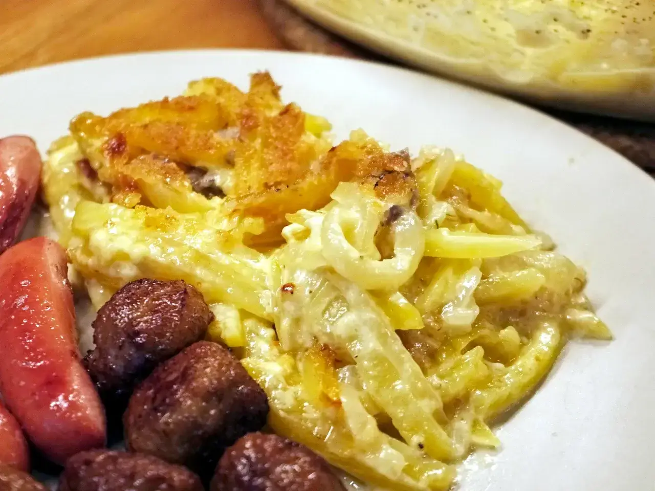 En kr&auml;mig potatisgrat&auml;ng med k&ouml;ttbullar och prinskorv. Perfekt comfort food f&ouml;r en mysig middag.