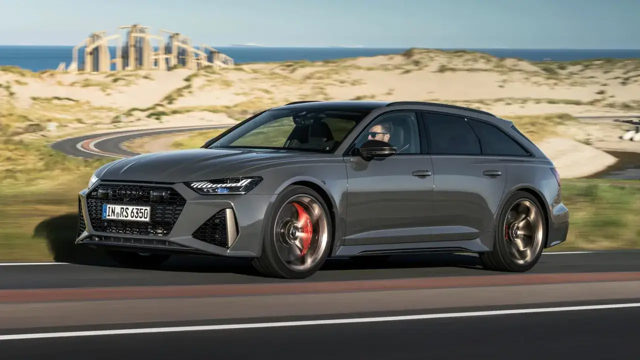 Audi RS6 gris en movimiento, con su imponente dise&ntilde;o y un peso que no le impide la agilidad en carretera.