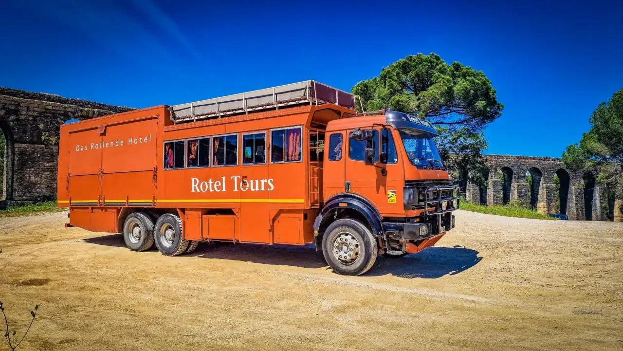 Pomarańczowy, mobilny hotel Rotel Tours, znany jako 