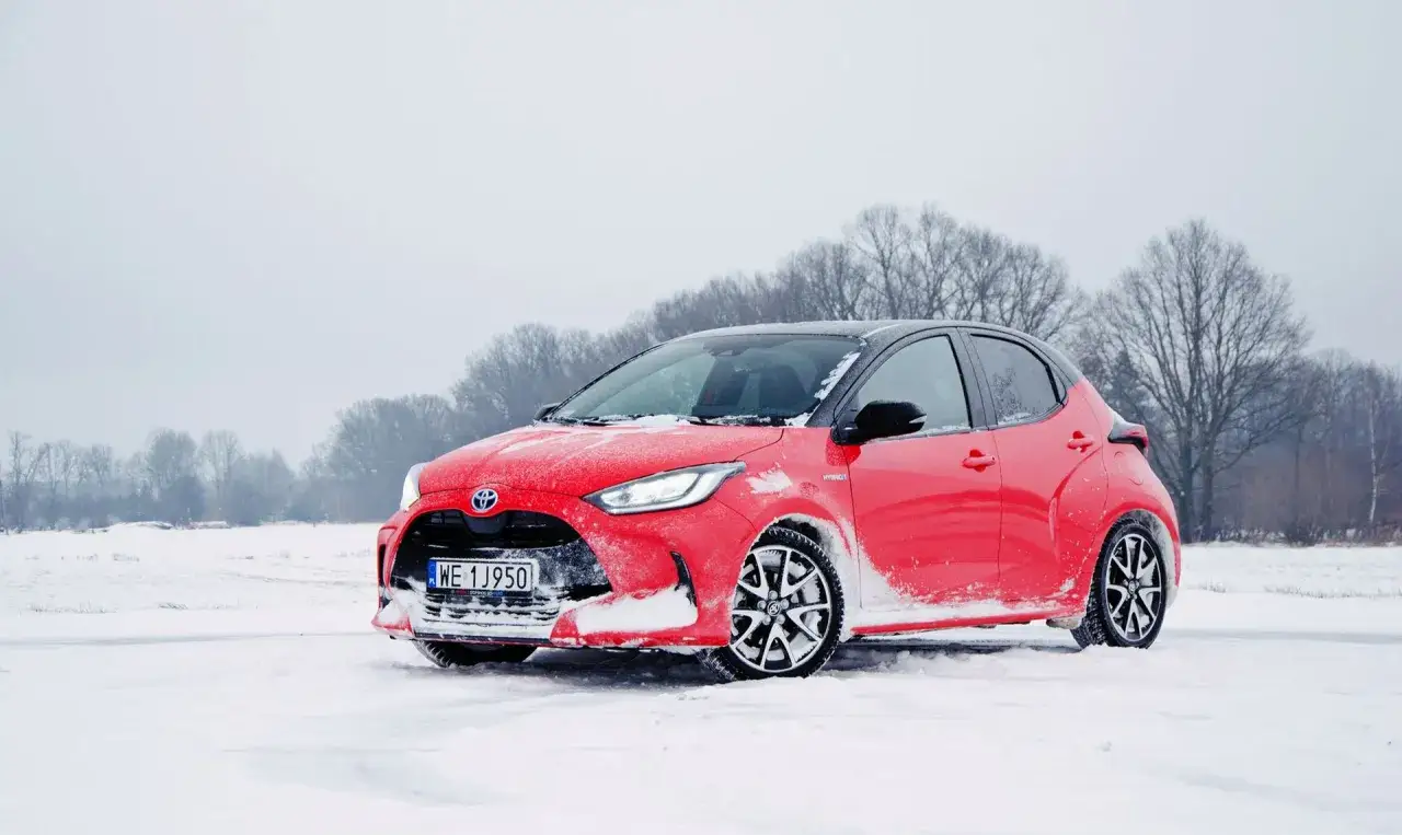 Toyota Yaris Hybrid jazda zimą