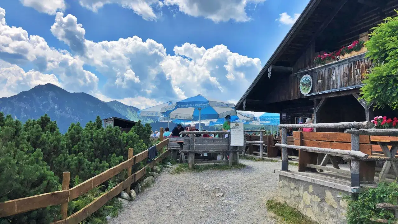 Nach einer sch&ouml;nen **Aueralm Wanderung** l&auml;dt die urige Bergh&uuml;tte mit Biergarten zum Verweilen ein.