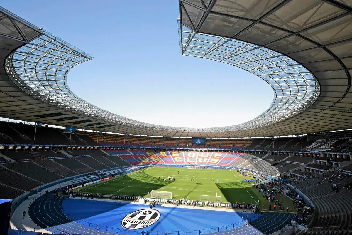 Stadion gotowy na finał Ligi Mistrzów 2026. Na murawie widać zawodników, a trybuny czekają na kibiców.