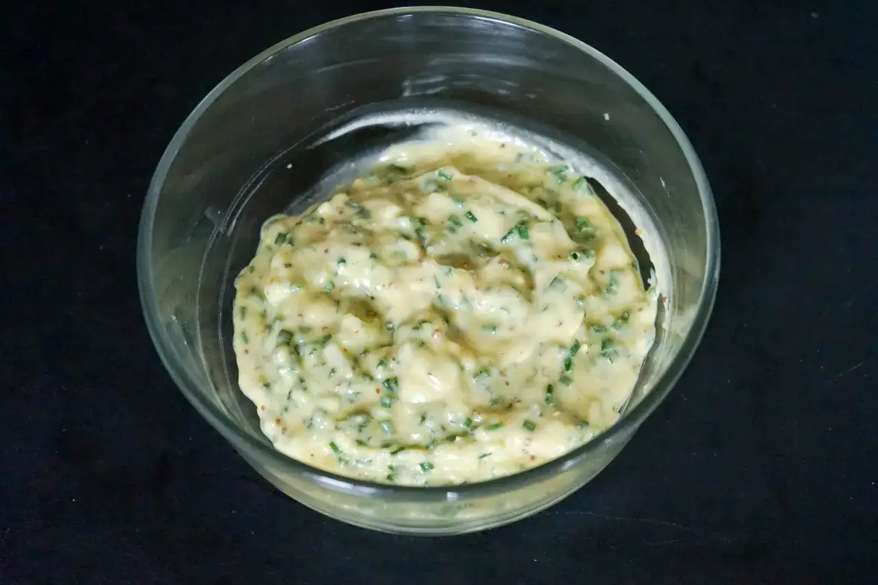 Sauce tartare cr&eacute;meuse avec des herbes fra&icirc;ches et des petits morceaux, pr&ecirc;te &agrave; accompagner vos plats.