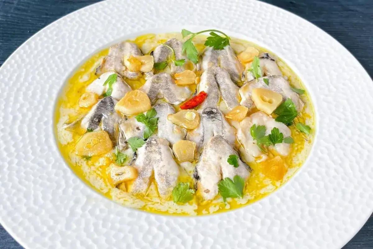 Deliciosas cocochas de bacalao en salsa de ajo y perejil, con un toque de guindilla. Un plato que invita a mojar pan.