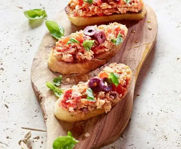 Szaszłyki Caprese, bruschetta z pomidorami i mozzarellą, zapiekane pomidory z mozzarellą