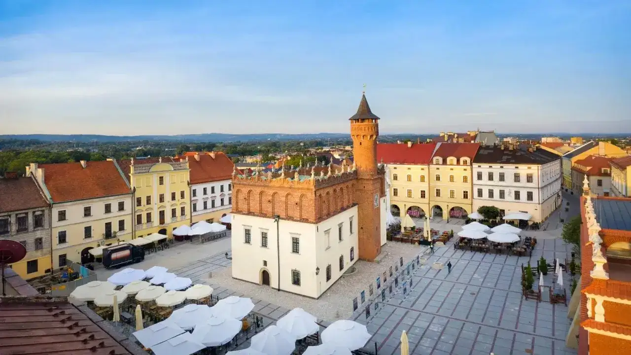 Rynek w Tarnowie z ratuszem i kamienicami, idealne miejsce na odkrywanie tarnowskich atrakcji.