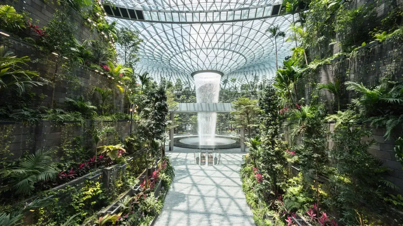 Im **Singapur Flughafen Schmetterlingsgarten** erwartet Sie eine üppige Oase mit einem beeindruckenden Wasserfall.