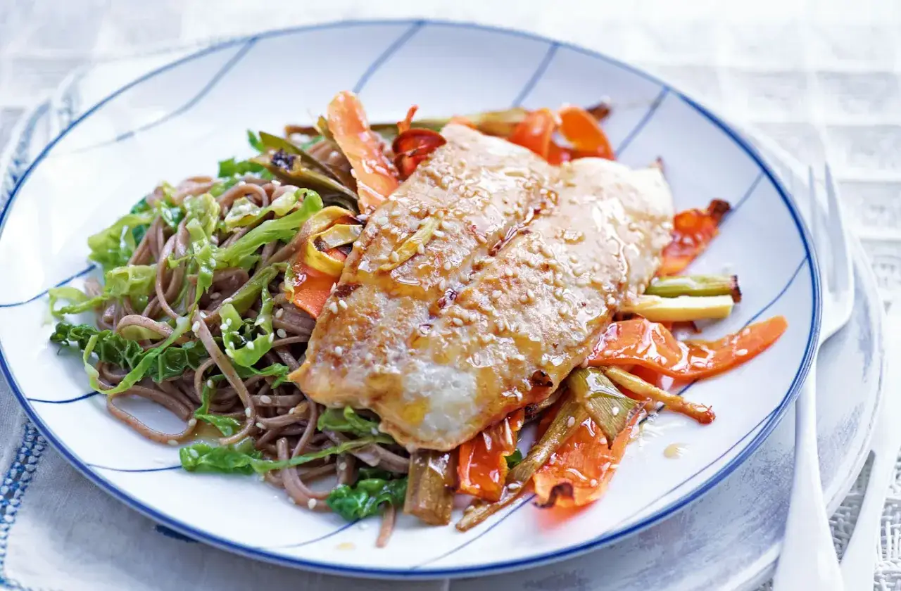En läcker tallrik med fiskfilé, sobanudlar och wokade grönsaker. Ett perfekt gourmet fiskrecept för en snabb och smakrik middag.