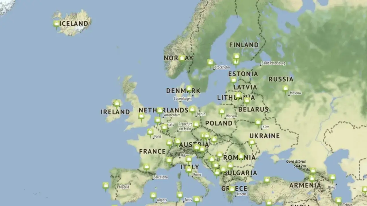 Mapa de Europa con iconos de maleta indicando los países más seguros. Se ven Islandia, Irlanda, Noruega, Dinamarca, Países Bajos, Francia, Italia, Polonia, Ucrania, Rusia, Finlandia, Estonia, Letonia, Lituania, Bielorrusia, Austria, Rumanía, Bulgaria y...