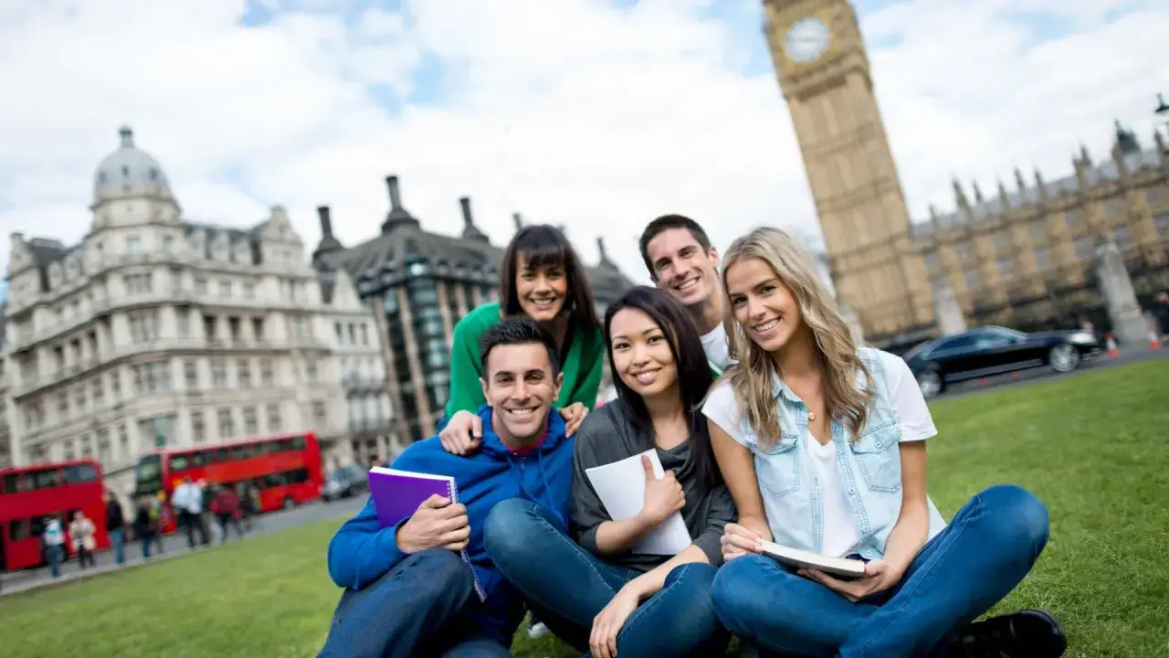 Gl&uuml;ckliche Studenten genie&szlig;en ihr Auslandssemester in England vor dem Big Ben.