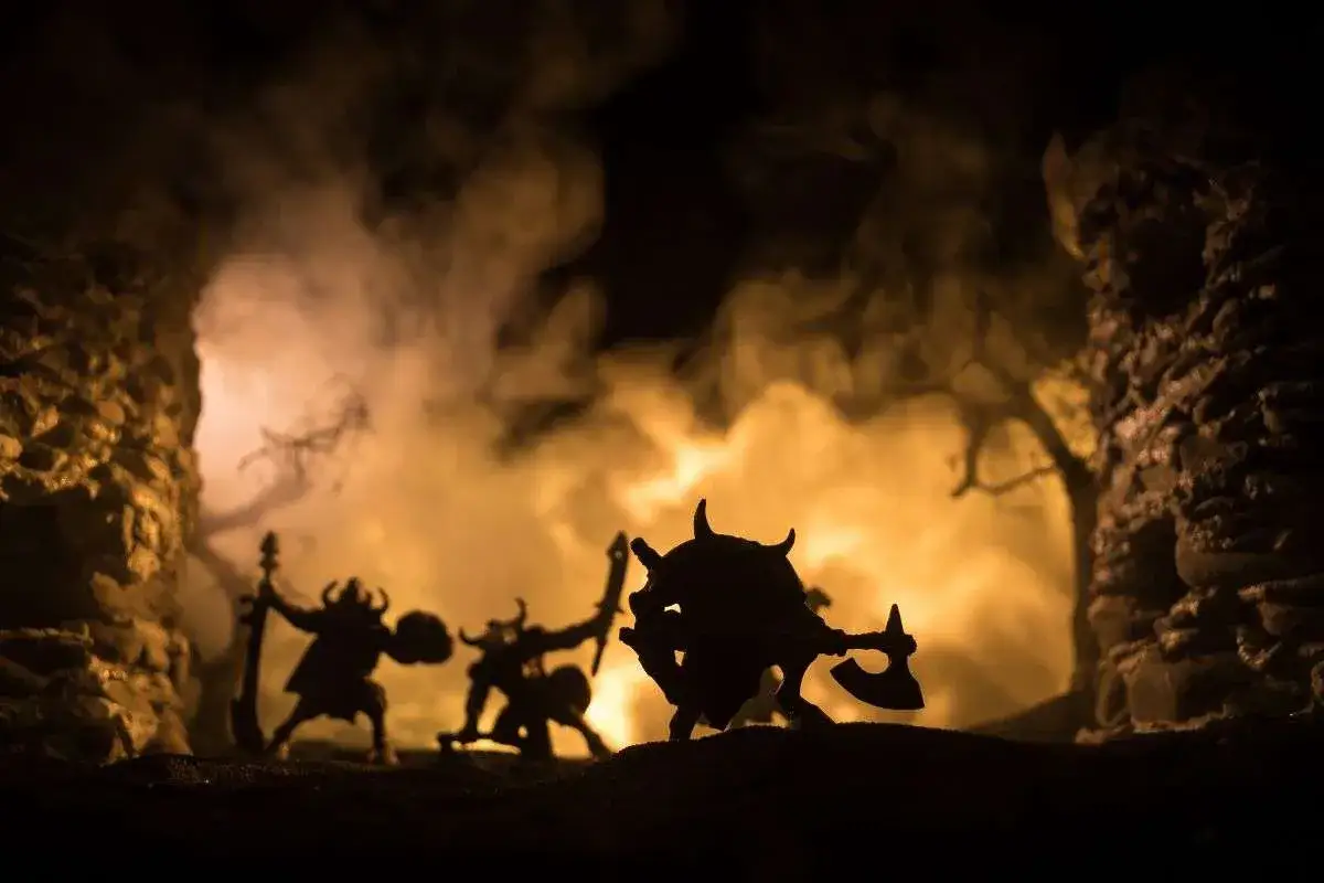 Dunkle Silhouetten von Kriegern mit H&ouml;rnern und &Auml;xten, die an Yajuj Majuj im Islam erinnern, k&auml;mpfen in rauchiger Dunkelheit.