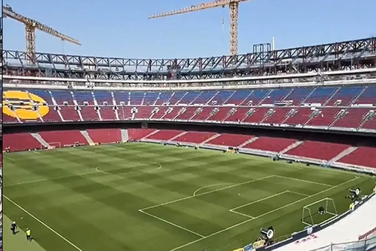 Stadion Camp Nou w budowie, z dźwigami na tle nieba. Czy to symbolizuje, ile Barcelona ma długu?