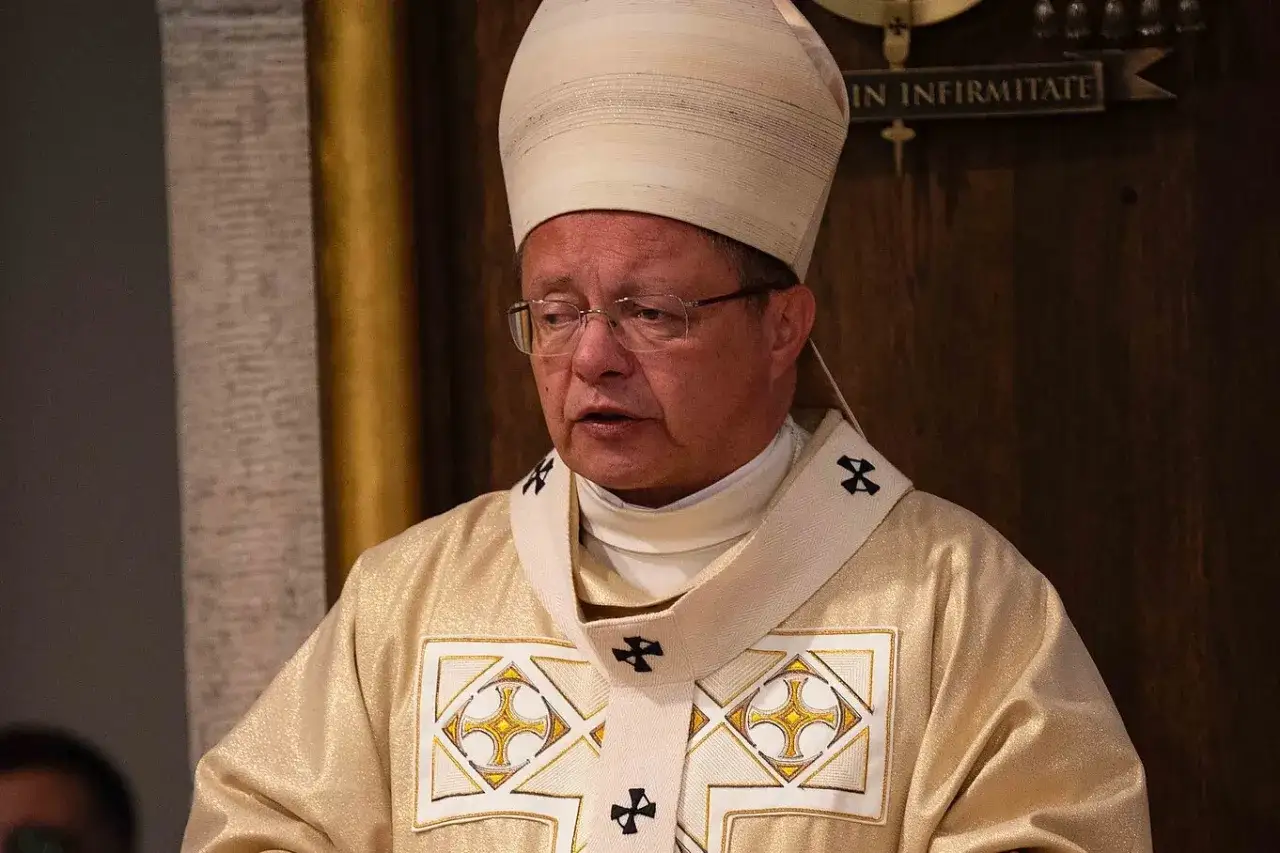 Bischof Konrad Krajewski tr&auml;gt eine Mitra und ein goldenes Gewand mit Kreuzen.