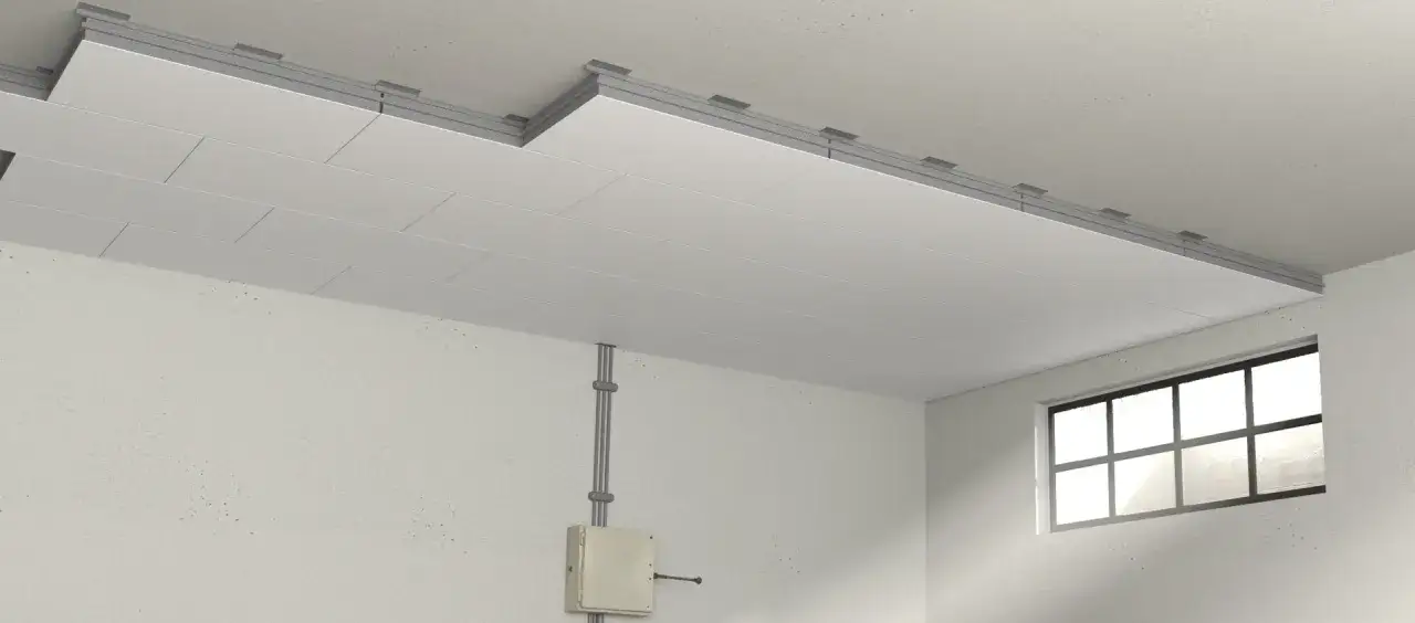 Isolierung der Kellerdecke mit Platten, die an einer Unterkonstruktion befestigt sind. Ein Fenster und Kabelkan&auml;le sind sichtbar.