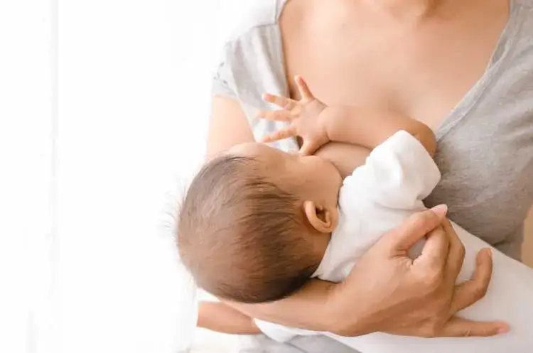 Mama karmiąca niemowlę podczas skoku rozwojowego