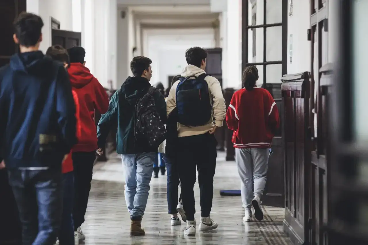 Uczniowie idą korytarzem. To obrazuje, co to jest wykształcenie średnie zawodowe – ścieżka edukacji przygotowująca do konkretnego zawodu.