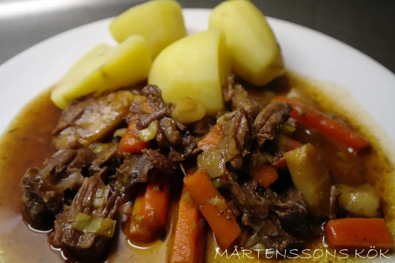 En mustig skinkstek i gryta med mjuka potatisar och saftiga mor&ouml;tter. En klassisk svensk r&auml;tt som v&auml;rmer sj&auml;len.