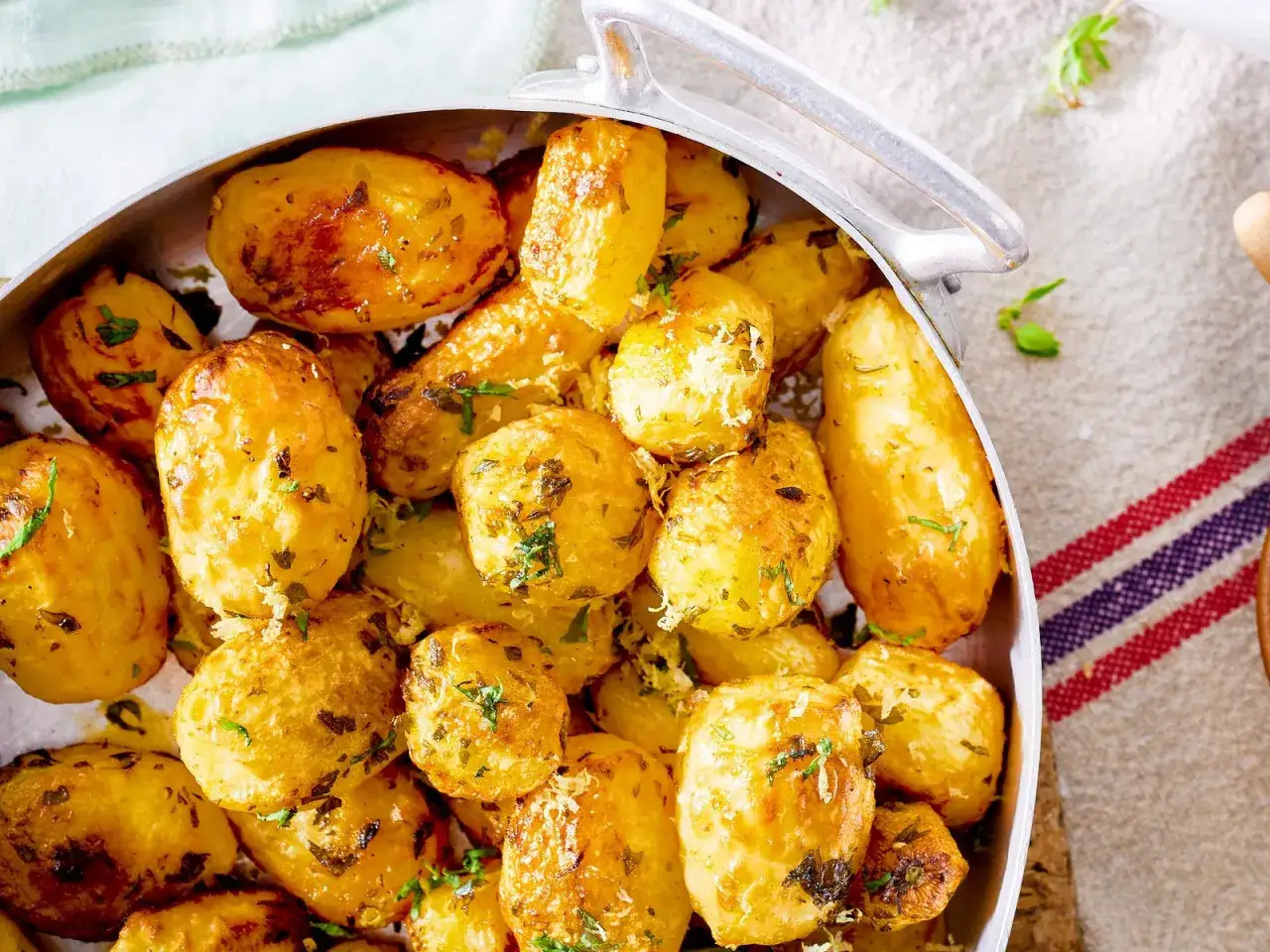 Goldbraun geröstete Kartoffeln, verfeinert mit Kräutern. Ein einfaches und köstliches kretanische Kartoffeln Rezept für jeden Anlass.