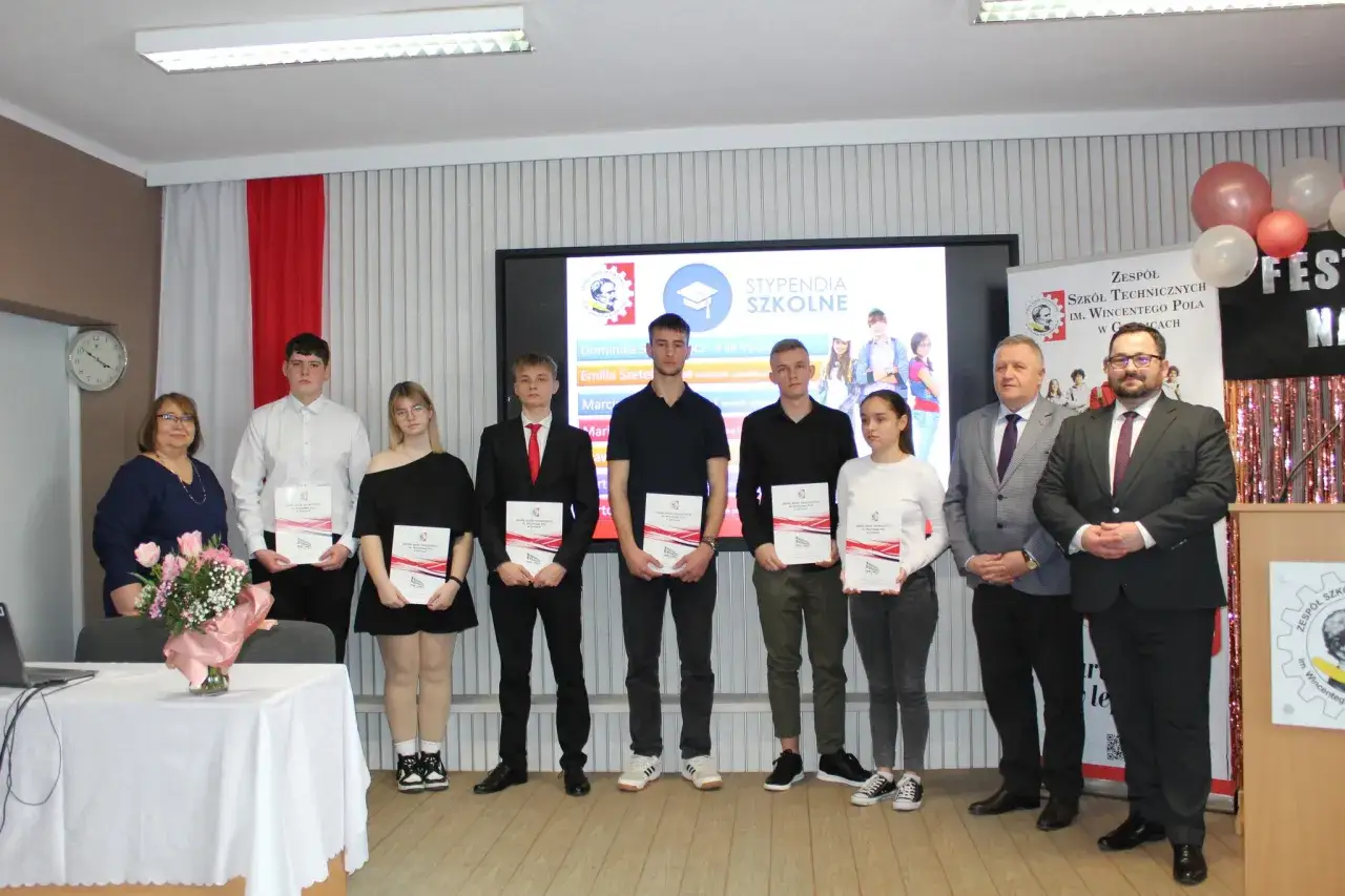 Uczniowie odbierają dyplomy, co po studiach licencjackich jest ważnym krokiem.