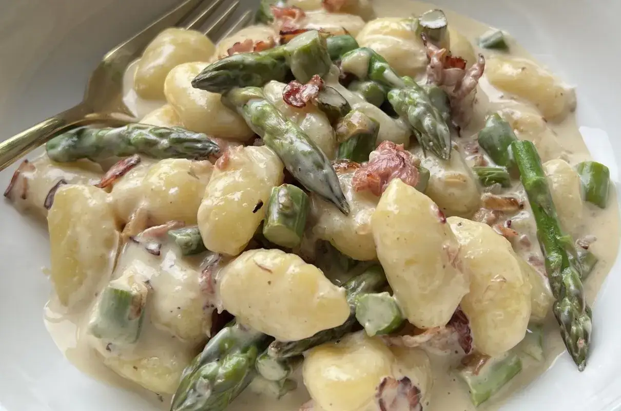 Pyszne gnocchi ze szparagami i chrupiącym boczkiem w kremowym sosie. Idealne danie na wiosnę.