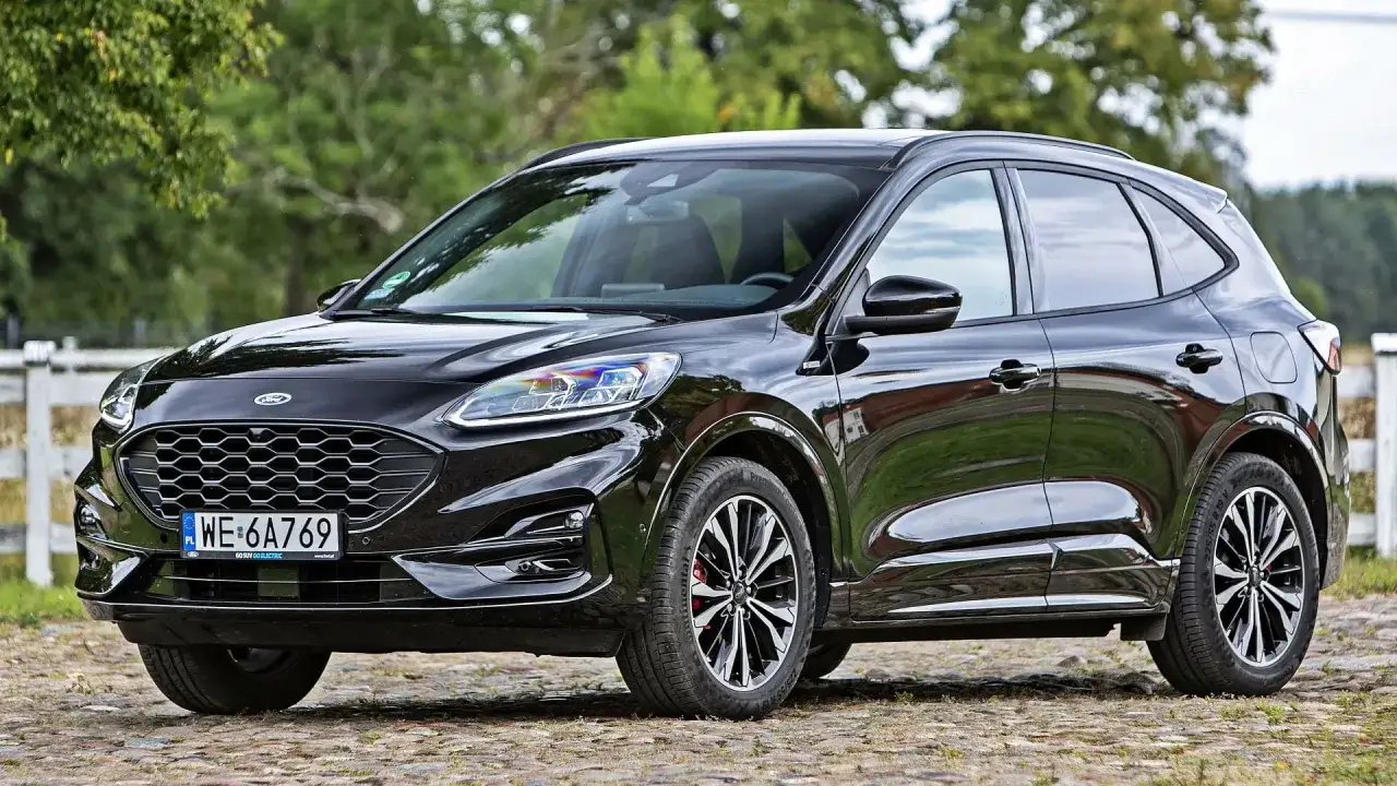 Czarny Ford Kuga 4x4 na kamienistej drodze, gotowy na każdą przygodę.