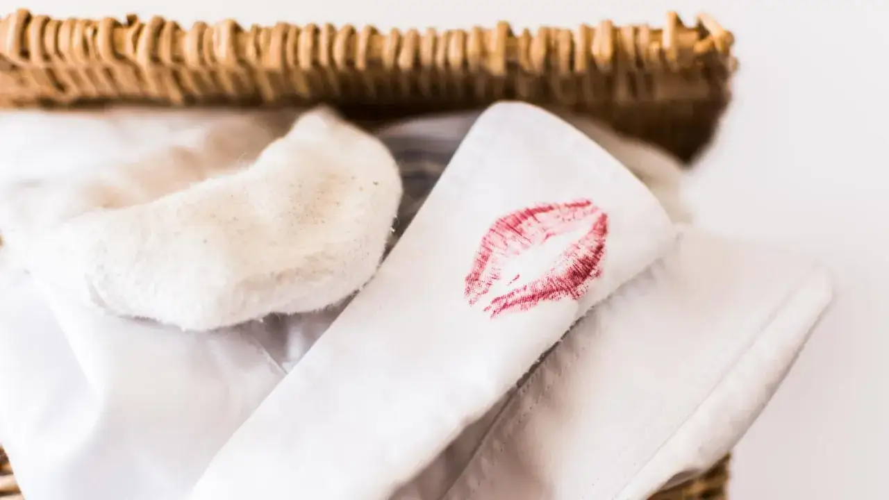 Lippenstiftfleck auf weißem Hemd entfernen