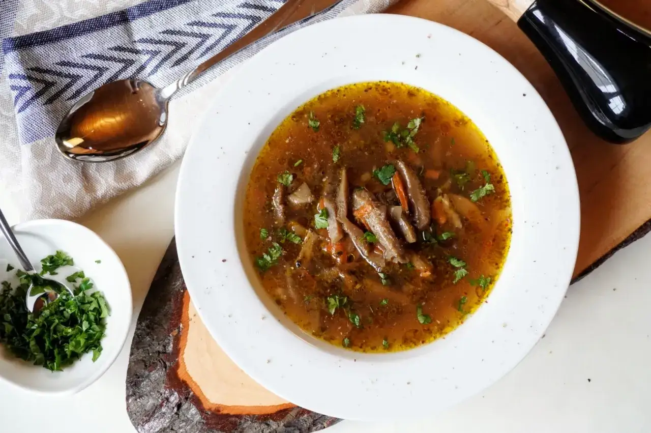 Aksamitne flaki z boczniaków, bogate w smaku i aromacie, podane z posiekaną natką pietruszki.