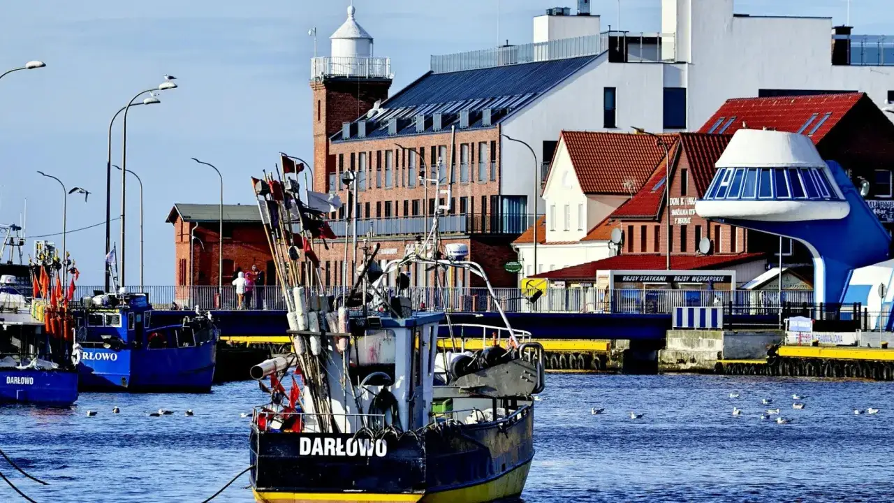 Portowe klimaty w Darłowie. W tle widoczny hotel Amber Port, a na wodzie kutry rybackie.
