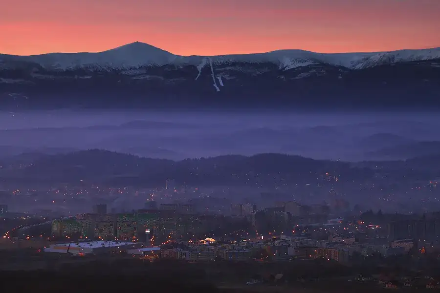 Jelenia Góra panorama z Karkonoszami