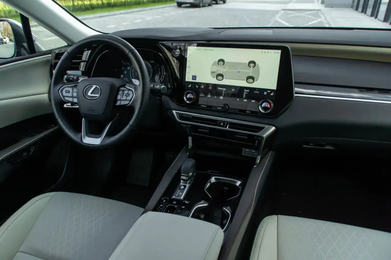 Wnętrze Lexus RX 350h z ekranem multimediów pokazującym przepływ energii i kierownicą.