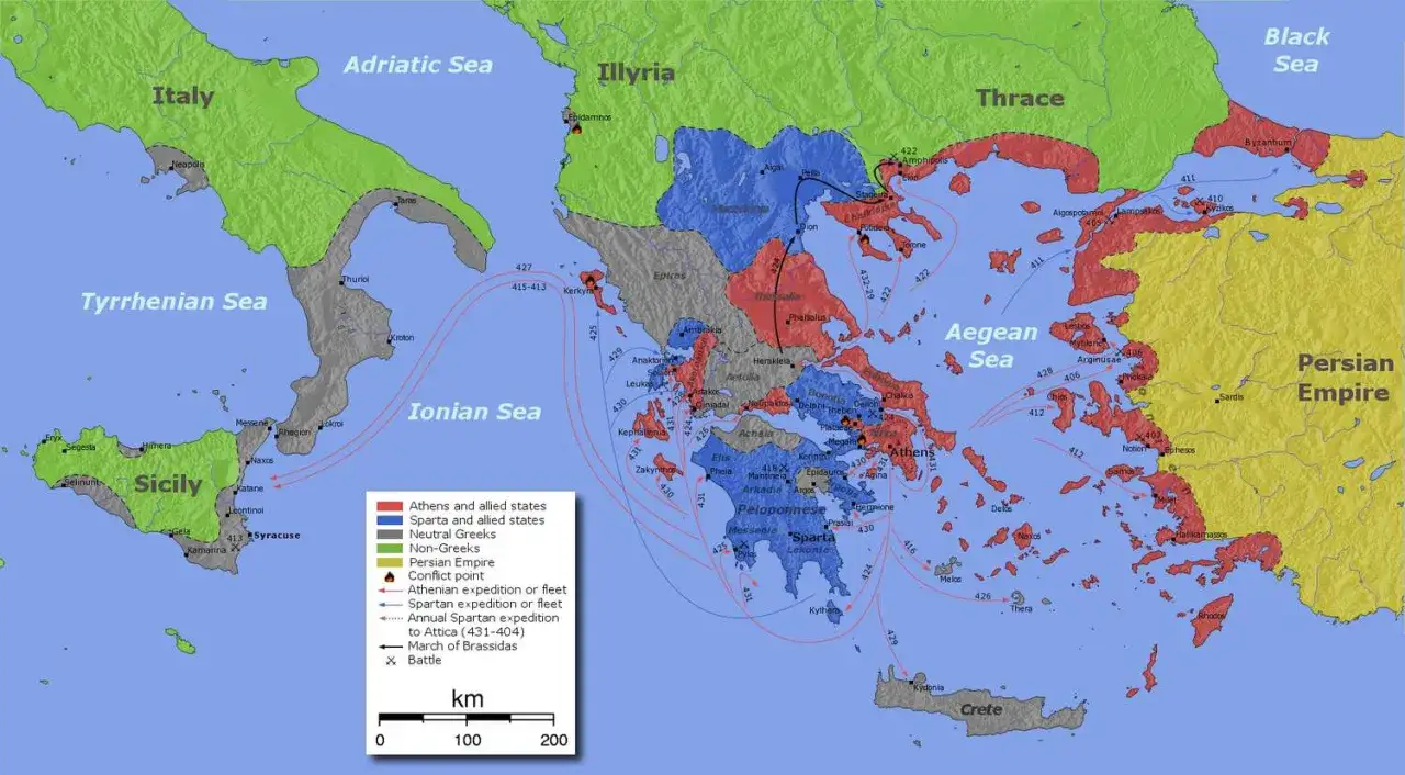 Mapa starożytnej Hellady z zaznaczonymi państwami sprzymierzonymi z Atenami (czerwony) i Spartą (niebieski), szlakami ekspedycji i punktami bitew.
