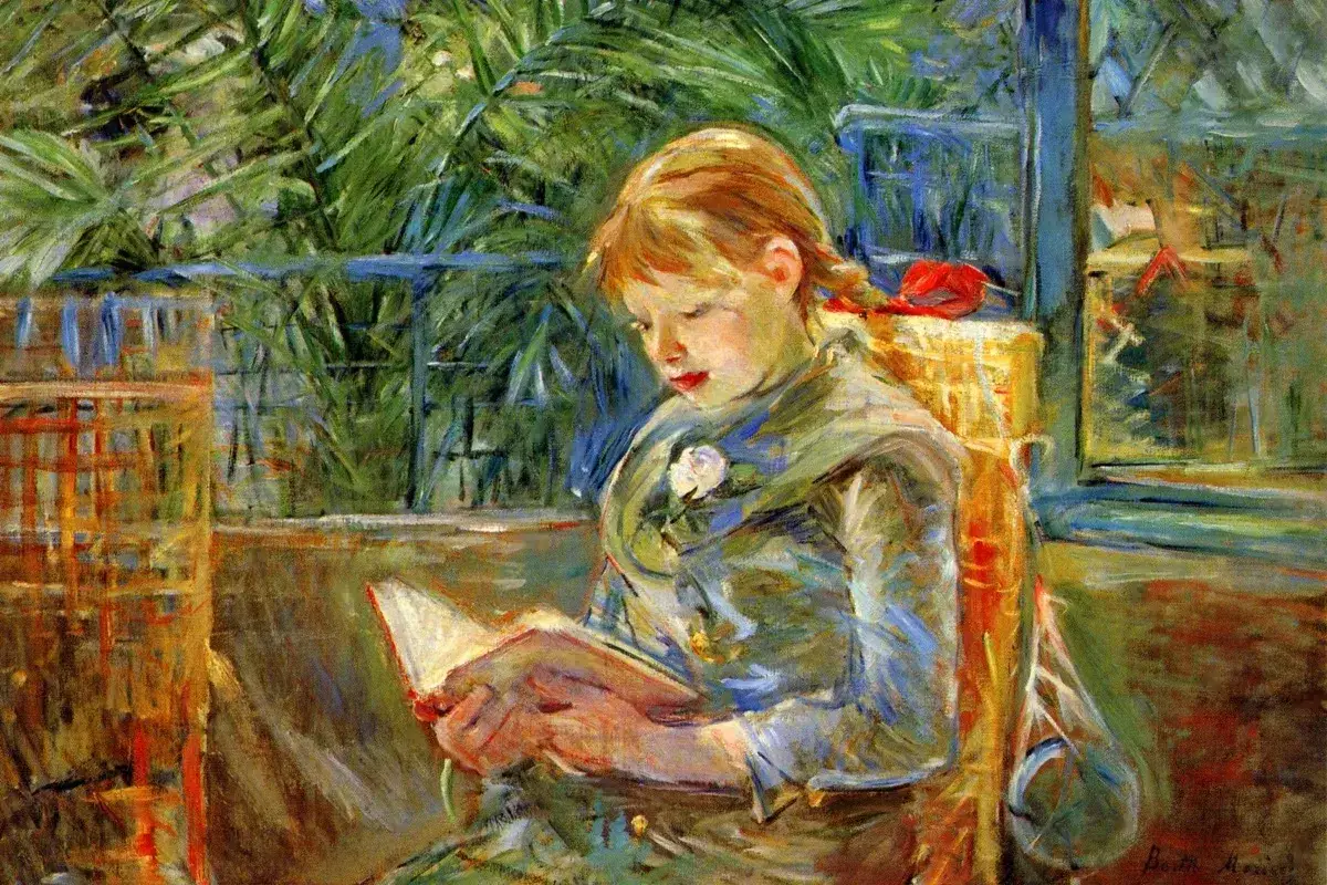 Une jeune fille aux tresses rousses lit un livre, baign&eacute;e de lumi&egrave;re. Un peintre impressionniste a captur&eacute; ce moment paisible.