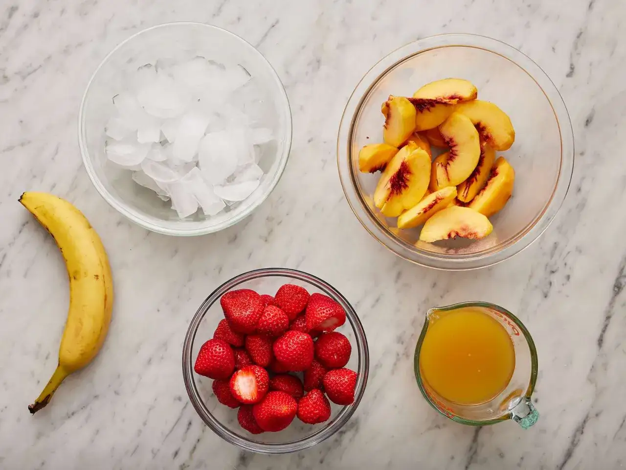 Składniki do smoothie: truskawki, brzoskwinie, banan, lód i sok. Idealne na lato!