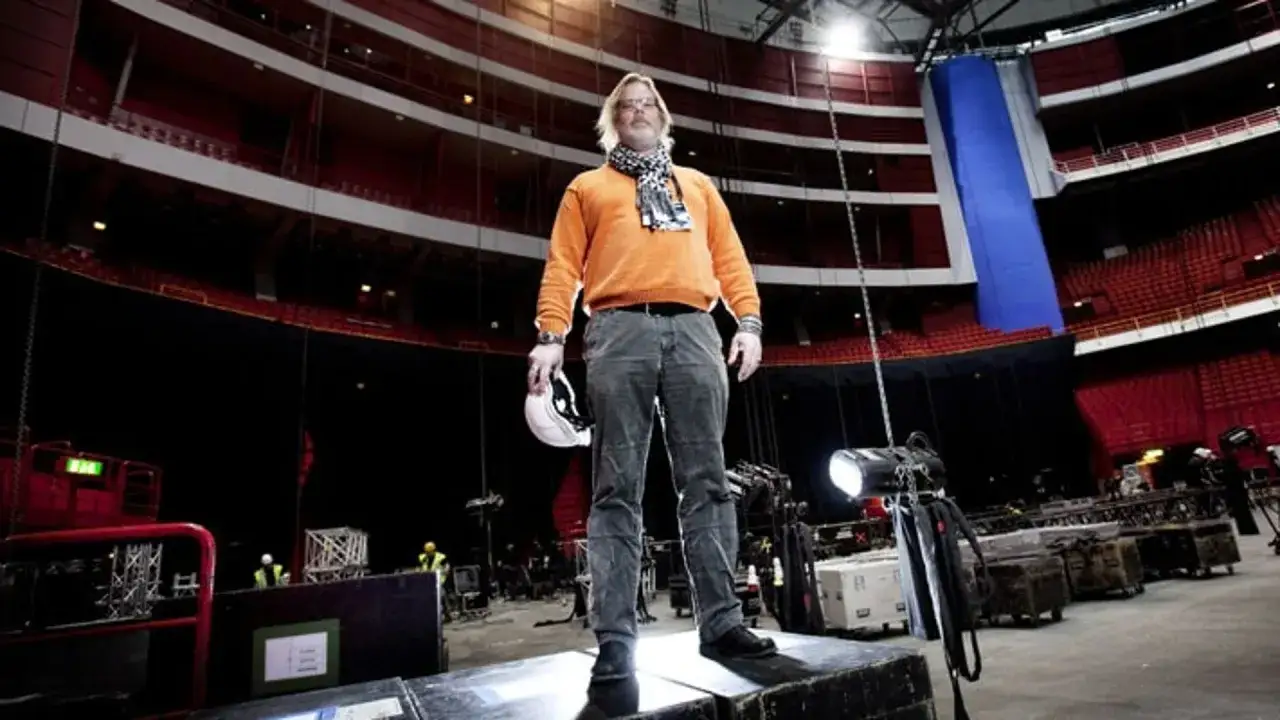 Henric von Zweigbergk står på en scen i en tom arena, redo för ett eventuellt bråk om ljussättningen.