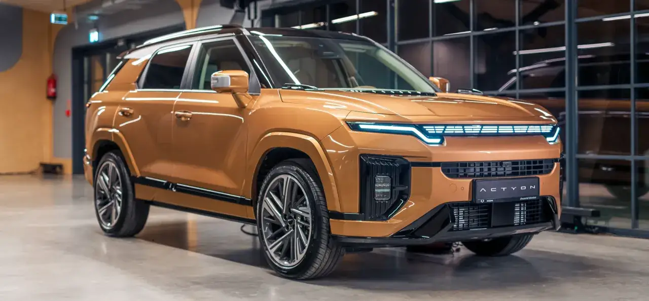 Nowoczesne koreańskie samochody, jak ten pomarańczowy SUV z futurystycznymi światłami, wyznaczają nowe trendy w motoryzacji.