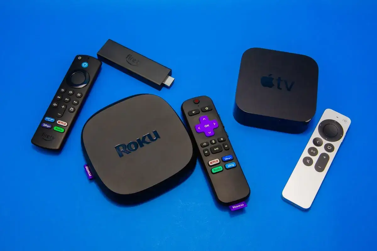 Urządzenia do streamingu: Apple TV, Roku, Amazon Fire TV Stick i piloty. Zastanawiasz się, airplay co to? To funkcja Apple do bezprzewodowego przesyłania treści.