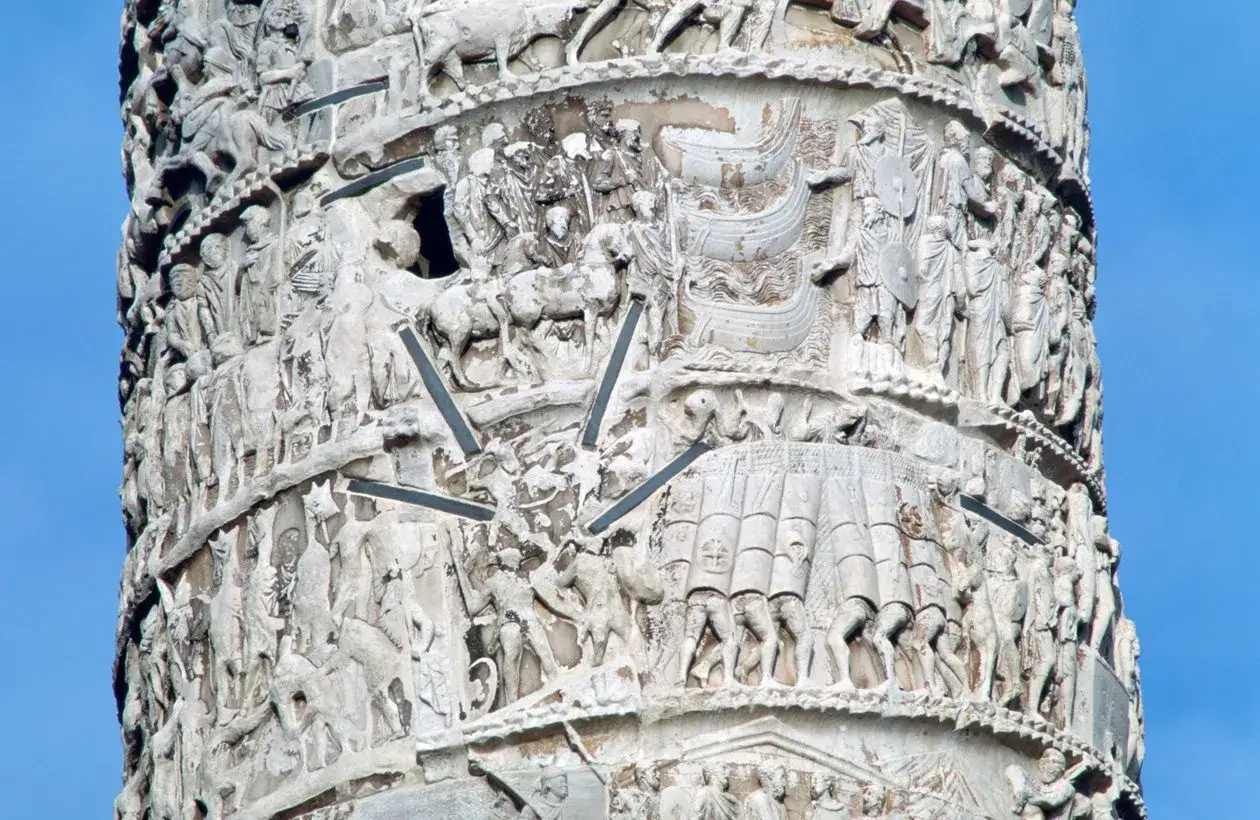 Dettagli della Colonna di Marco Aurelio: un riassunto visivo di battaglie, navi e soldati romani che narrano le gesta dell'imperatore.