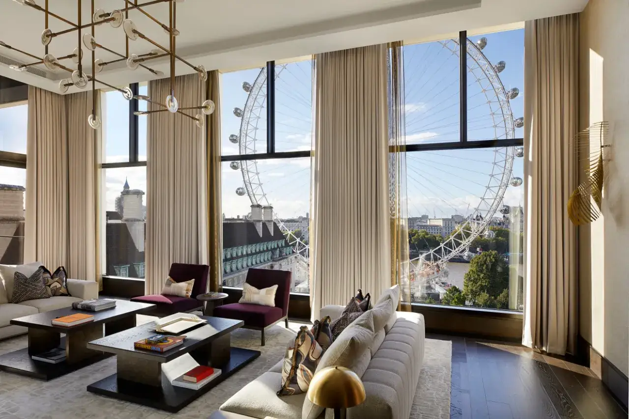 Luksusowe penthousy w Londynie oferują widok na London Eye. Elegancki salon z wygodnymi sofami i stolikami kawowymi.