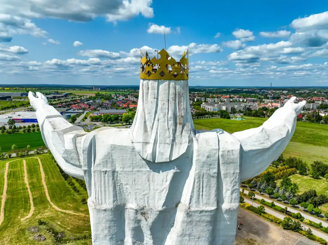Pomnik Chrystusa Kr&oacute;la w Świebodzinie, jedna z największych atrakcji regionu, g&oacute;ruje nad miastem.