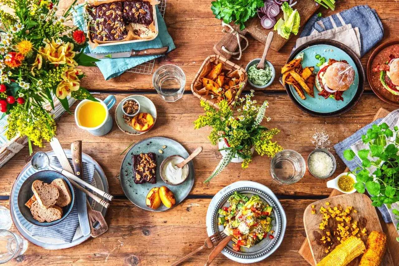 En h&auml;rlig buff&eacute; med fransk mat: brownies, grillade persikor, sallad, hamburgare och majskolvar.